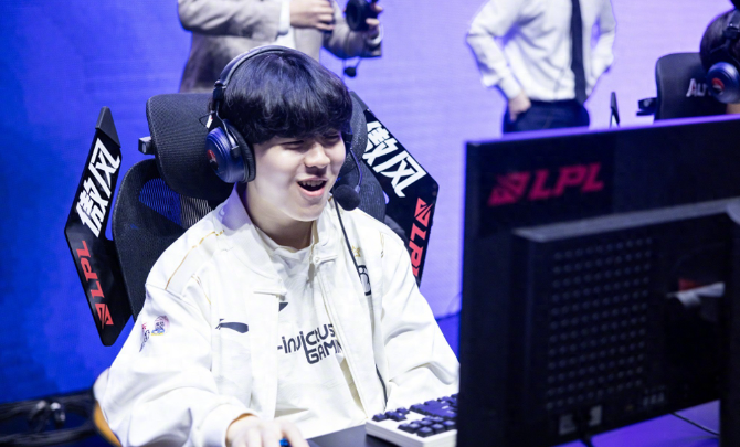 LPL：Rookie对线单杀伤害拉满     IG前期发力2比0横扫WE！